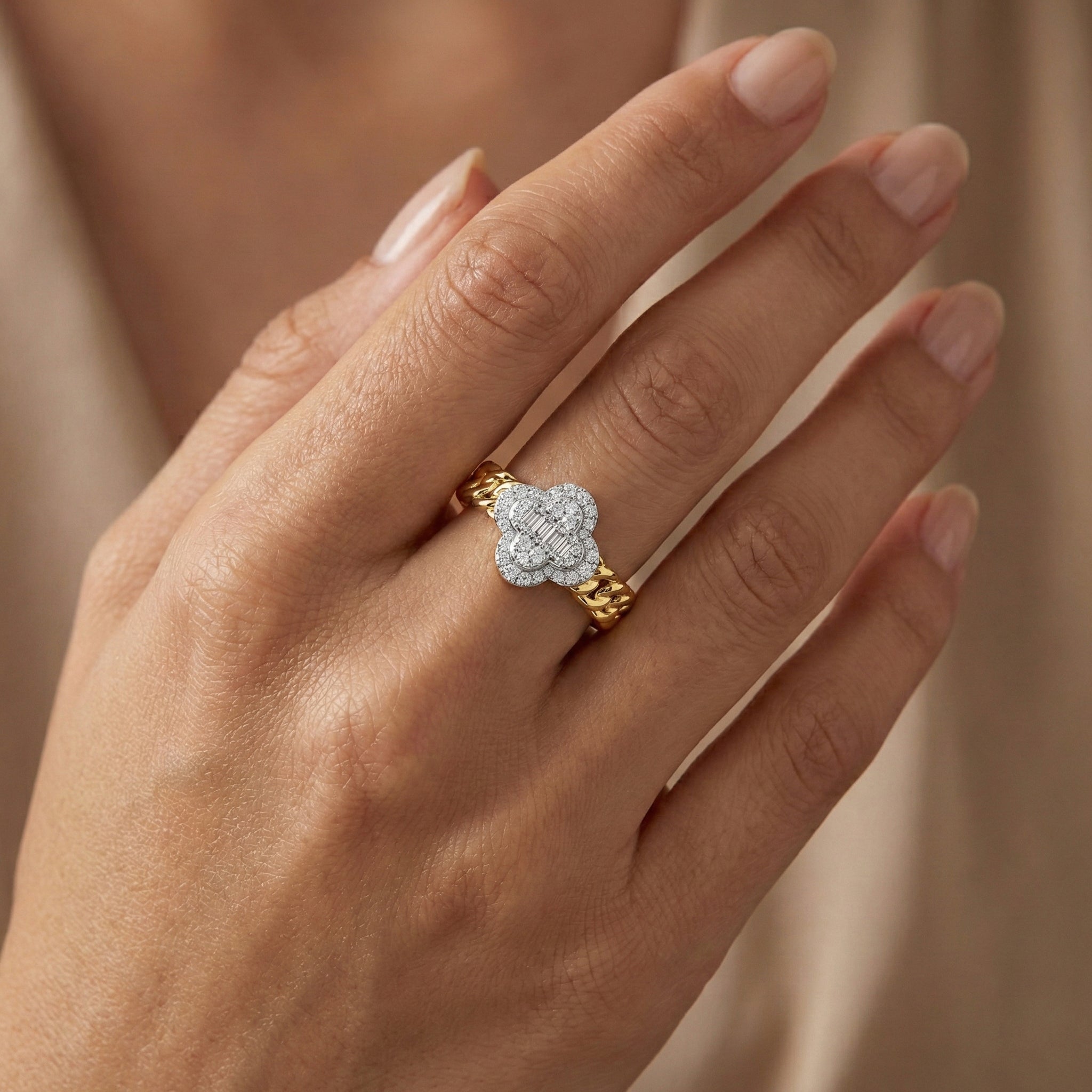 LADIES RING 0.25CT ROUND/BAGUETTE DIAMOND 10K YELLOW GOLD