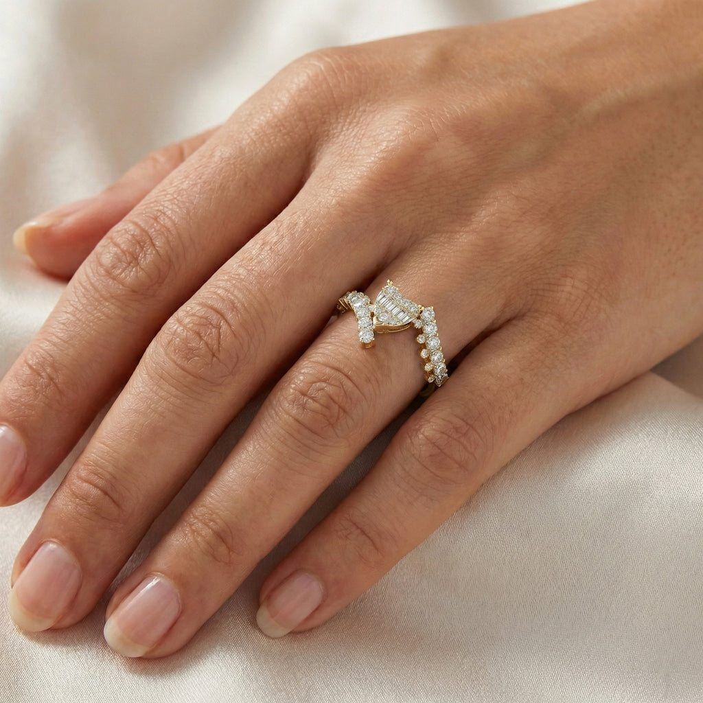 LADIES RING 0.65CT ROUND/BAGUETTE DIAMOND 14K YELLOW GOLD