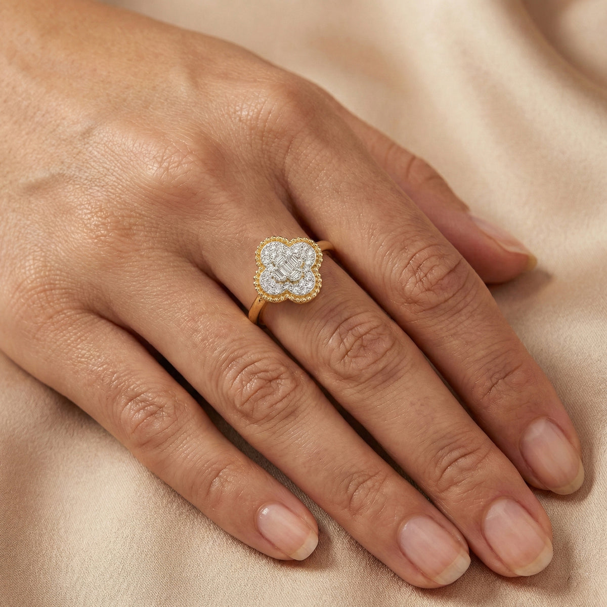 LADIES RING 0.25CT ROUND/BAGUETTE DIAMOND 10K YELLOW GOLD